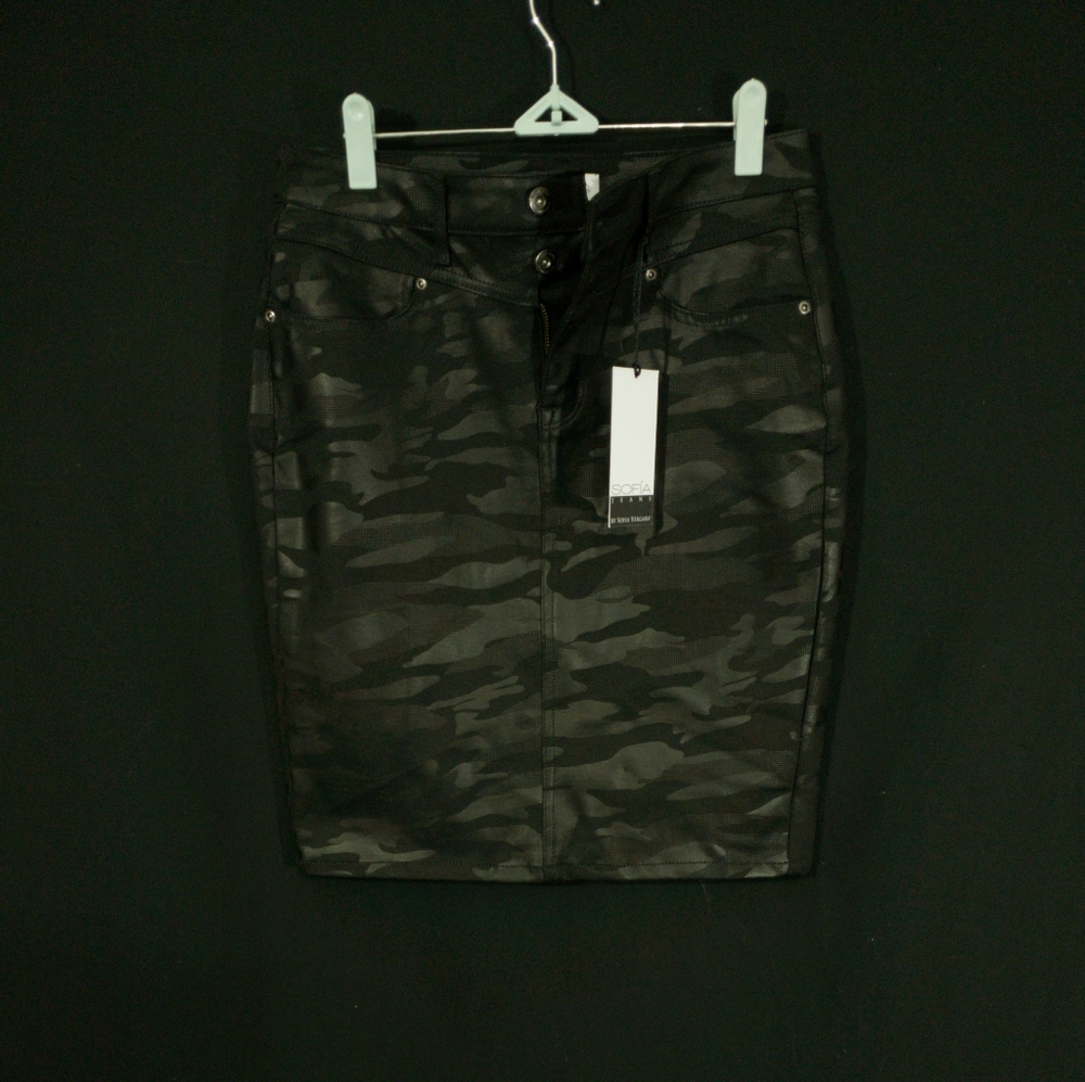 Sofia Vergara black camo skirt